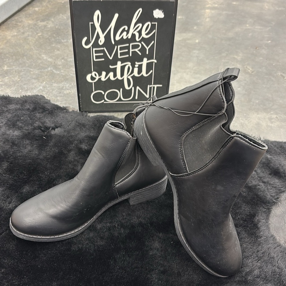 NWT Alexis Bendel AB Golda Sleek Black Ankle Booties Slip On Elastic Sides